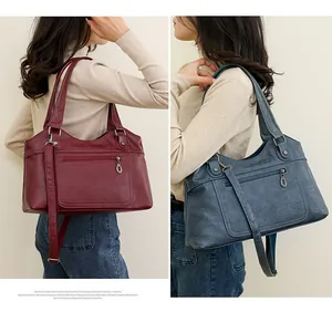 Deux sacs cabas vintage en cuir bordeaux et bleu avec bandoulières réglables