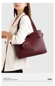 Dettaglio borsa tote bordeaux in pelle martellata con doppi manici e fibbie metalliche