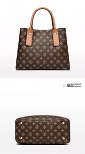 Détails du fond avec pieds métalliques et de l'arrière de ce sac à main à imprimé logo