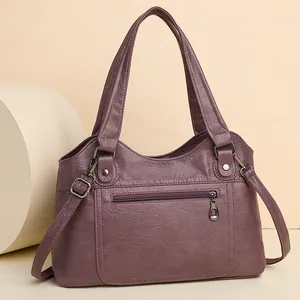 Sac fourre-tout en cuir lavé violet avec bandoulière et finitions argentées