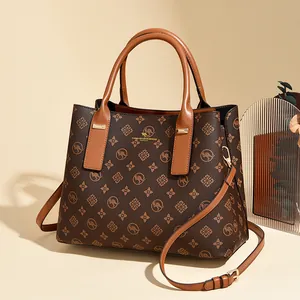 Sac fourre-tout marron imprimé avec motif logo et anses en cuir pour le trajet quotidien