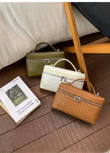 Vue détaillée de trois sacs à main en cuir tressé en vert, beige et couleur caramel