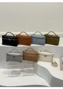 Gros plan détaillé de sacs à main tissés colorés montrant les textures du cuir