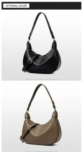 Detalle de la textura del cuero litchi y hebillas plateadas en bolsos hobo