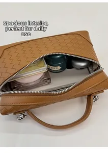 Vue détaillée de l'intérieur du sac en cuir tressé montrant sa grande capacité de rangement
