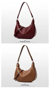 Detalle de los bolsos de media luna en púrpura y café con textura de cuero granulado