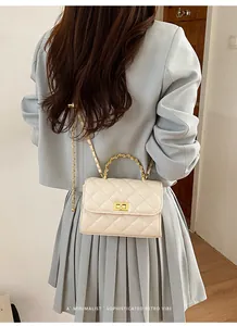 Detailansicht beige Stepptasche mit goldener Kette und edlem Metall-Drehverschluss