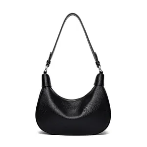 Bolso hobo clásico de cuero negro con textura de guijarros y hebilla plateada sobre blanco