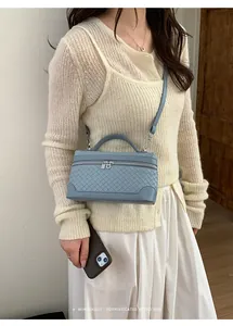 Détail du sac bandoulière bleu clair tissé avec texture Intrecciato et poignée haute