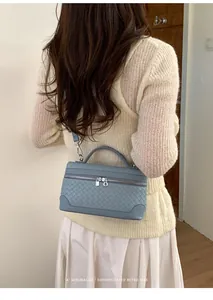 Détail du sac à main en cuir PU tressé bleu avec double fermeture éclair et bandoulière