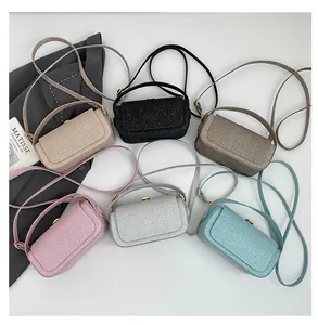 Détail de sacs à bandoulière à paillettes en six couleurs avec fermoirs métalliques