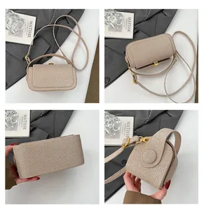 Vue détaillée du mini sac carré or champagne avec texture pailletée et bandoulière