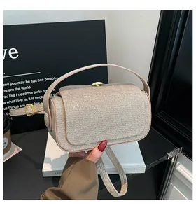 Détails du sac à bandoulière pailleté champagne avec ferrures dorées et poignée