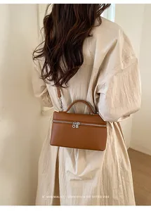 Sac boîte en cuir grainé marron avec fermeture éclair argentée et style rétro chic