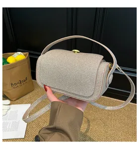 Détails d'un sac à main pailleté doré champagne avec fermoir métallique et anse élégante