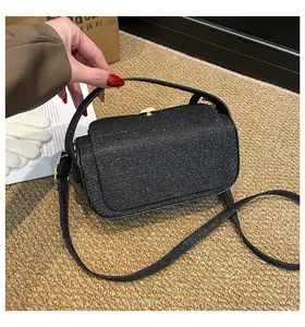 Détail du petit sac carré noir pailleté avec texture de sequins et fermoir en métal
