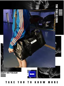 Détail d'un sac de sport noir en cuir PU montrant la bandoulière et la surface texturée