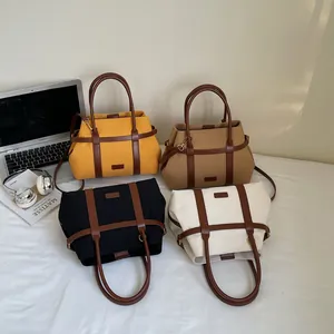 Grandi borse tote minimaliste in tela in quattro colori con manici in pelle e accessori