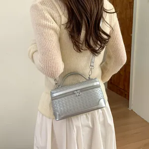 Sac bandoulière tissé argenté pour femme avec double fermeture éclair et poignée