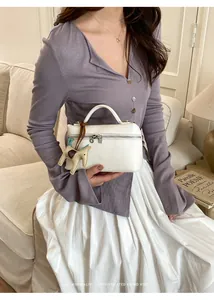 Petit sac à main blanc grainé avec breloque cheval et fermeture éclair argentée