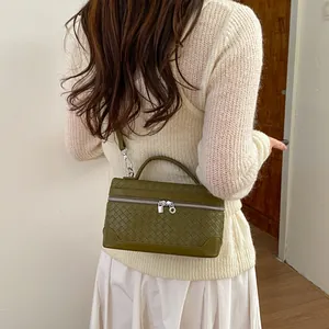Sac boîte en cuir tressé vert foncé avec poignée supérieure et fine bandoulière