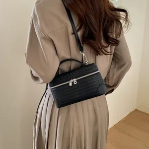 Sac bandoulière tressé noir classique avec texture Intrecciato et détails argentés