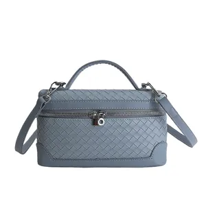 Sac bandoulière en cuir tressé bleu-gris avec poignée et fermetures argentées