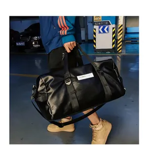 Gros plan sur le sac de sport en cuir PU noir avec étiquette de marque et bandoulière