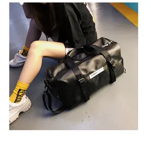 Gros plan détaillé d'un sac de sport en cuir PU avec poignées et sangles solides