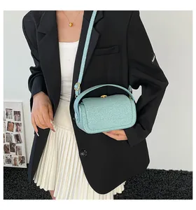 Détail du petit sac carré à paillettes bleu clair avec fermoir rotatif métallique