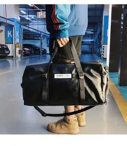 Sac de sport en cuir PU noir avec compartiment à chaussures et bandoulière réglable