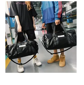Grand sac de sport en cuir PU noir avec bandoulière réglable dans un décor de garage