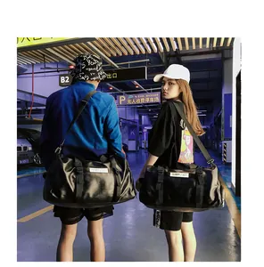 Détail du sac de sport en cuir PU noir montrant deux tailles et bandoulière réglable
