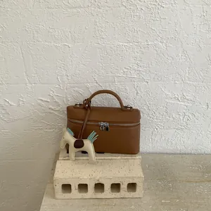 Sac bandoulière en cuir grainé marron avec double fermeture éclair et charm cheval beige