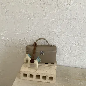 Sac à main élégant en cuir grainé gris avec double fermeture éclair et charm cheval