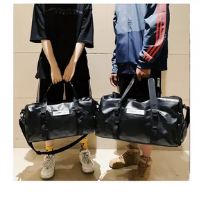 Deux modèles avec sacs de sport noirs en cuir PU, bandoulière réglable et compartiment chaussures