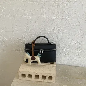 Sac à main tendance en cuir grainé noir avec un charm décoratif de cheval