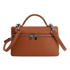 Petit sac boîte en cuir marron grainé avec poignée supérieure et bandoulière réglable