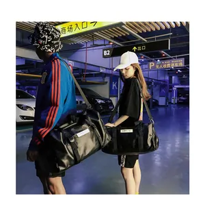 Comparaison détaillée des sacs de sport en similicuir noir portés par des modèles