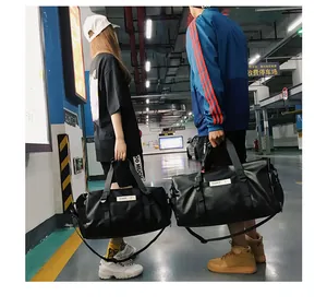 Détail de grands sacs de sport en cuir PU avec bandoulières dans un décor de parking