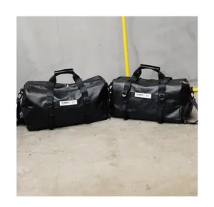 Gros plan de deux sacs de sport en cuir PU noir avec poignées et bandoulière amovible