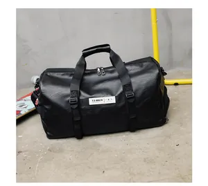 Vue détaillée du sac de sport en cuir PU noir avec texture litchi et poignées solides