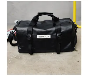Détail du sac de sport en cuir PU noir montrant la texture et l'étiquette T3 HONGTU