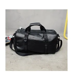 Détails de la texture du sac de sport en cuir PU noir avec bretelles réglables