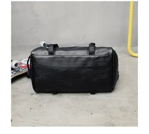 Détail du sac de sport en cuir PU noir avec texture grainée et poignées tissées
