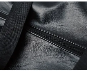 Détail de la texture en cuir PU noir et de la sangle en nylon avec fermeture éclair du sac de sport