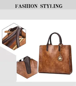 Détail du sac cabas marron vintage avec breloque feuille d'érable dorée et macro zip