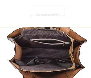 Vue de dessus de l'intérieur du sac seau montrant les compartiments et le zip doré