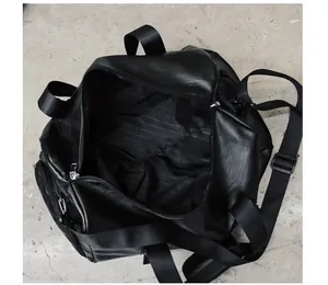 Vue macro de l'intérieur et de la doublure de ce sac de sport noir en similicuir