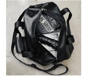 Vue intérieure du sac de sport en cuir PU noir montrant sa grande capacité de voyage